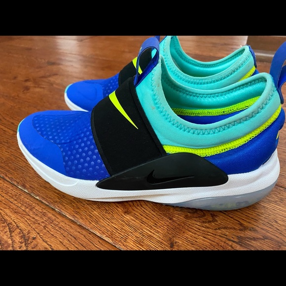 Kids barely used Nike shoes - Picture 2 of 3